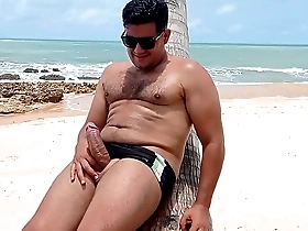 Yuri gaúcho se masturbando na praia de coqueirinho pb com banhistas na praia